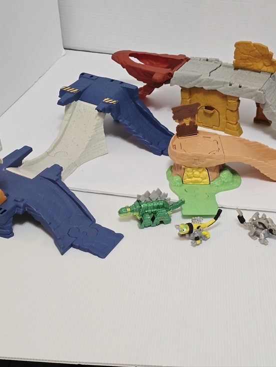 Dinotrux Toys R Us Exclusive Playset Set - Picture 2 of 16